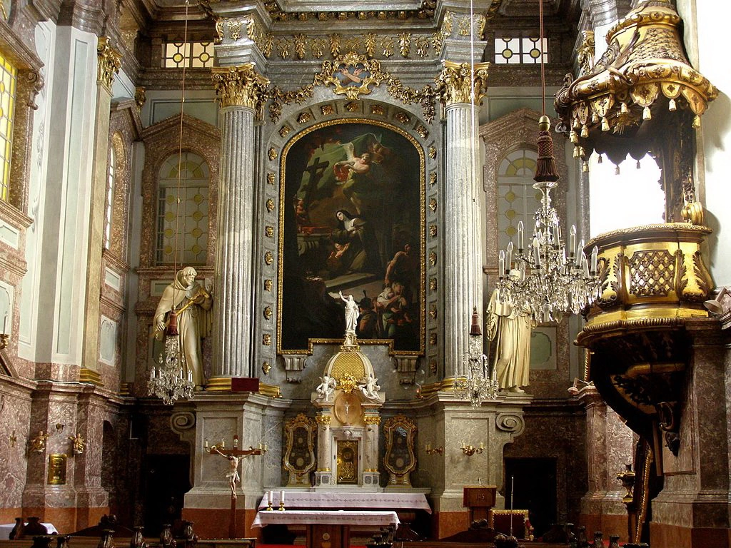 L'altare maggiore della chiesa con l'immagine Visione di Santa Elisabetta di Paul Trogir